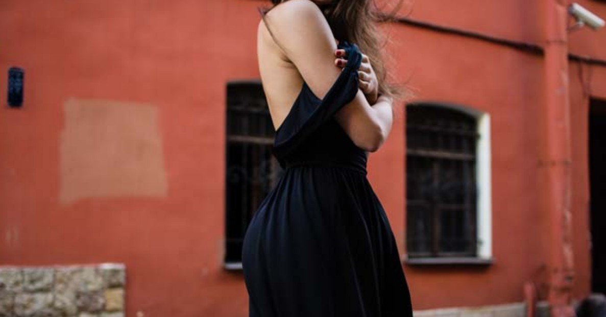 How to Wear a Backless Dress With a Big Bust